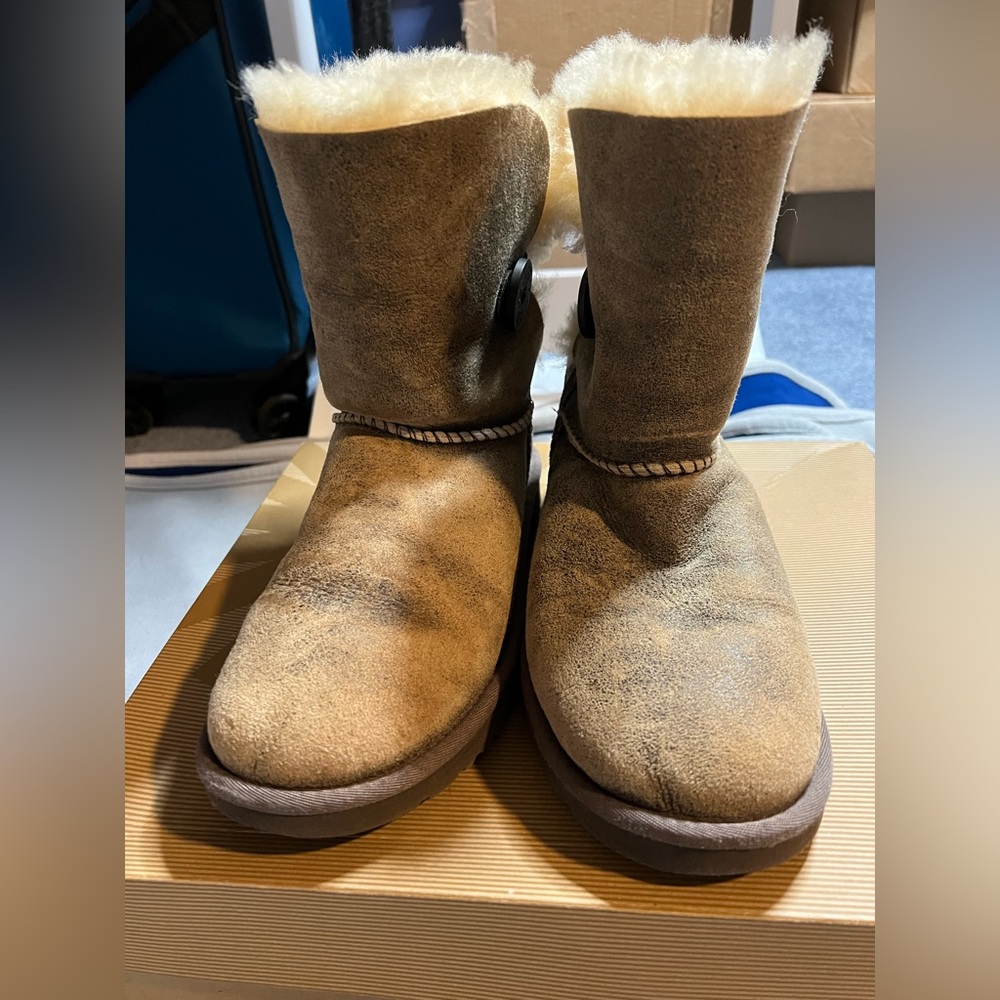 Ugg Bailey Button Bomber Size 7 - image 1